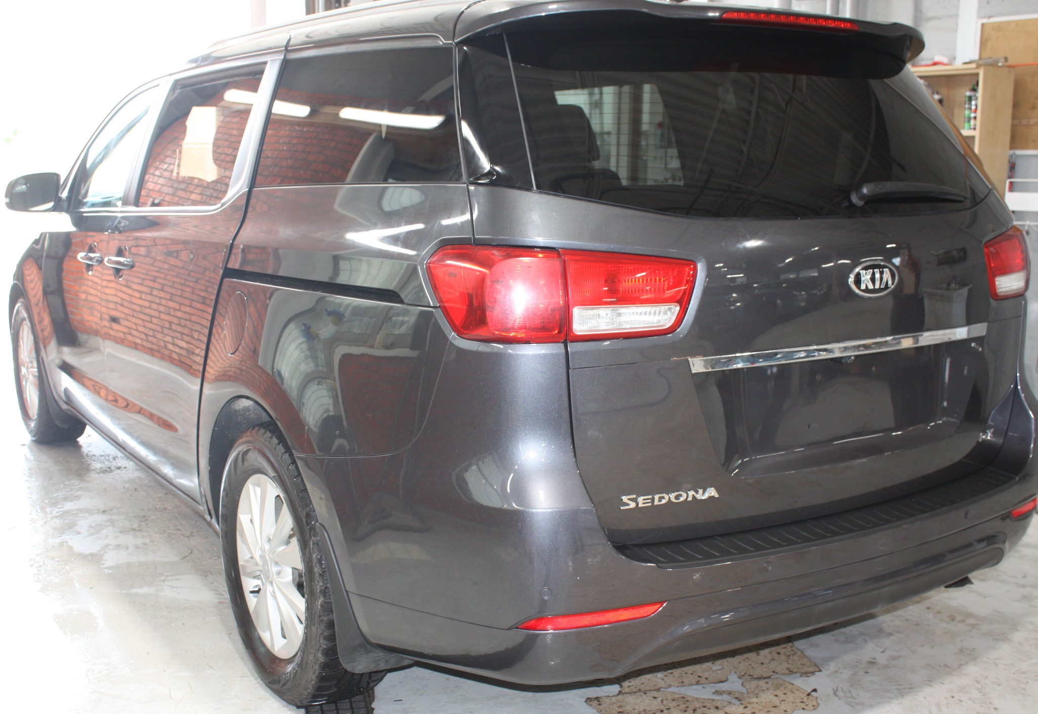 2016 KIA SEDONA LX
