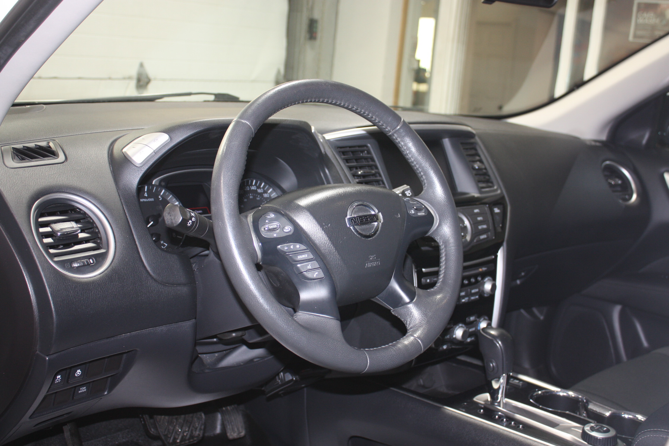 2017 NISSAN PATHFINDER SV