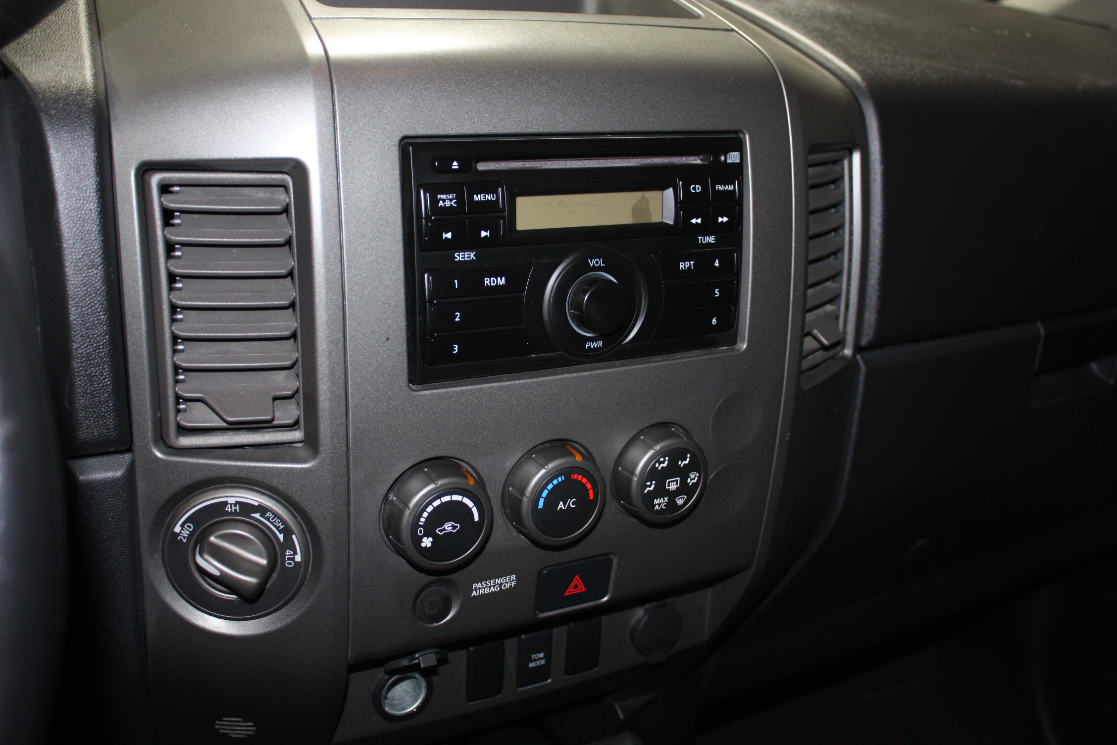 2014 NISSAN TITAN SV