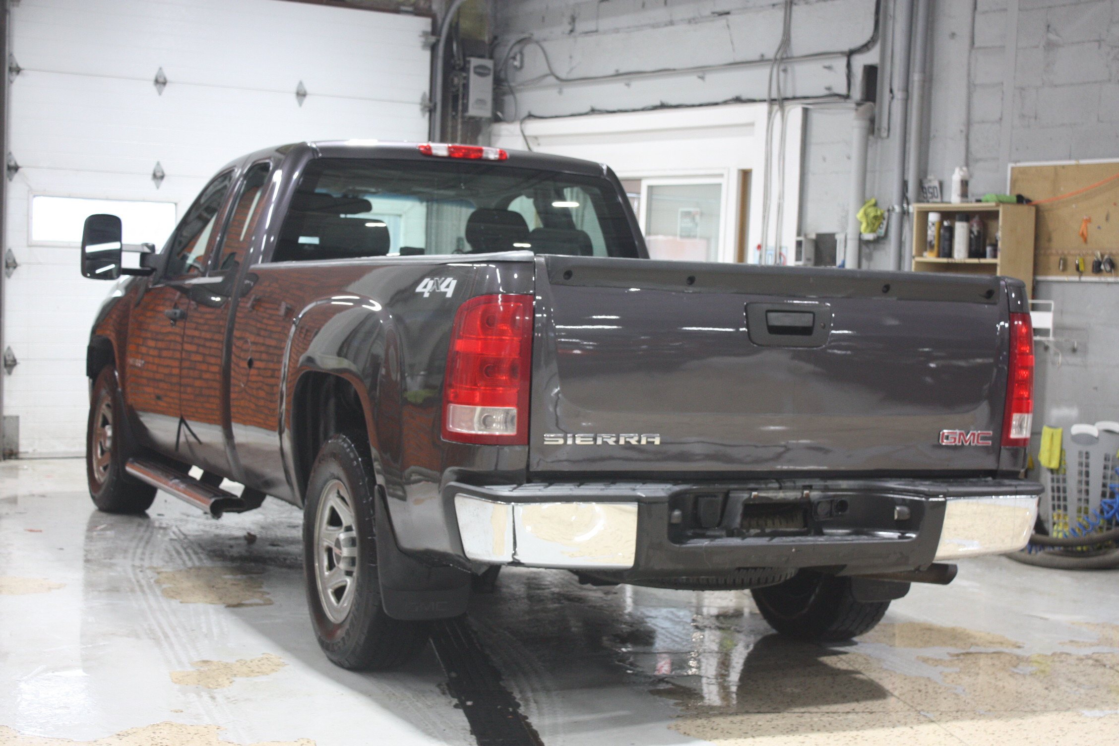 2011 GMC SIERRA 1500 4X4 EXTENDED CAB 8&prime; BED