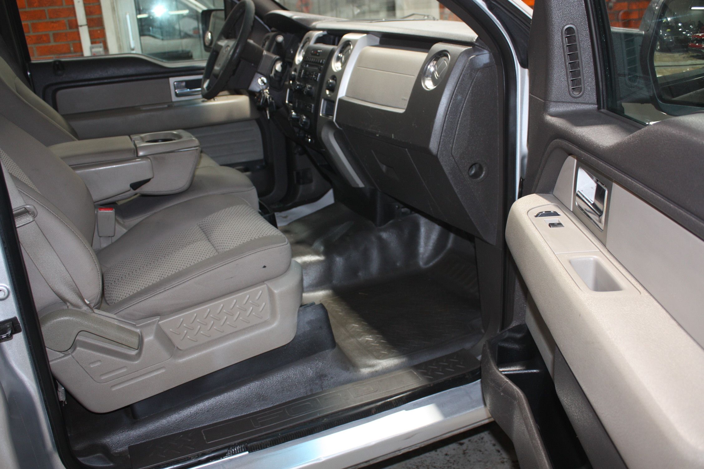 2010 FORD F-150 XLT 4X4 REG CAB BOITE 8 PIEDS