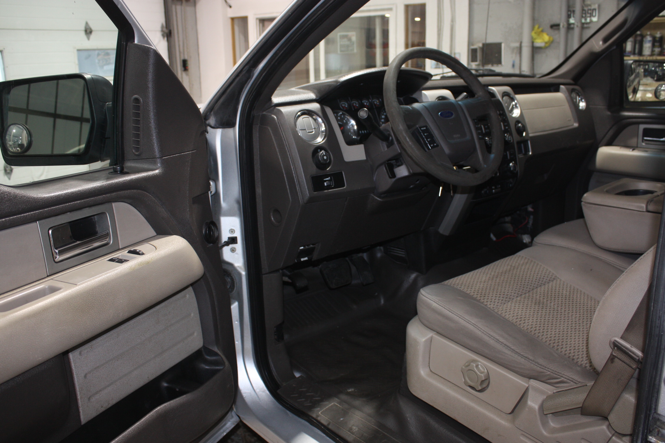 2010 FORD F-150 XLT 4X4 REG CAB BOITE 8 PIEDS