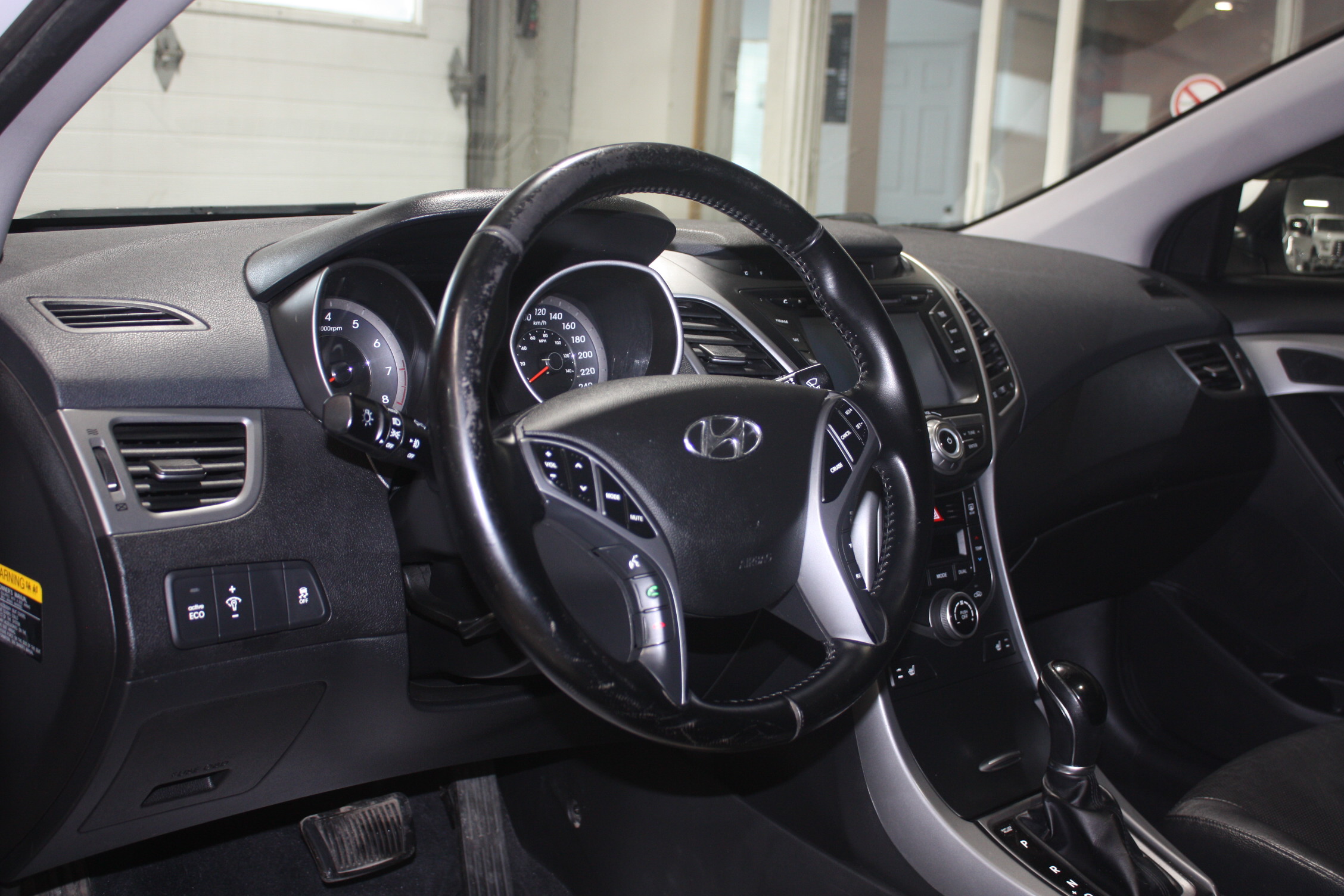 2015 HYUNDAi ELANTRA LIMITED