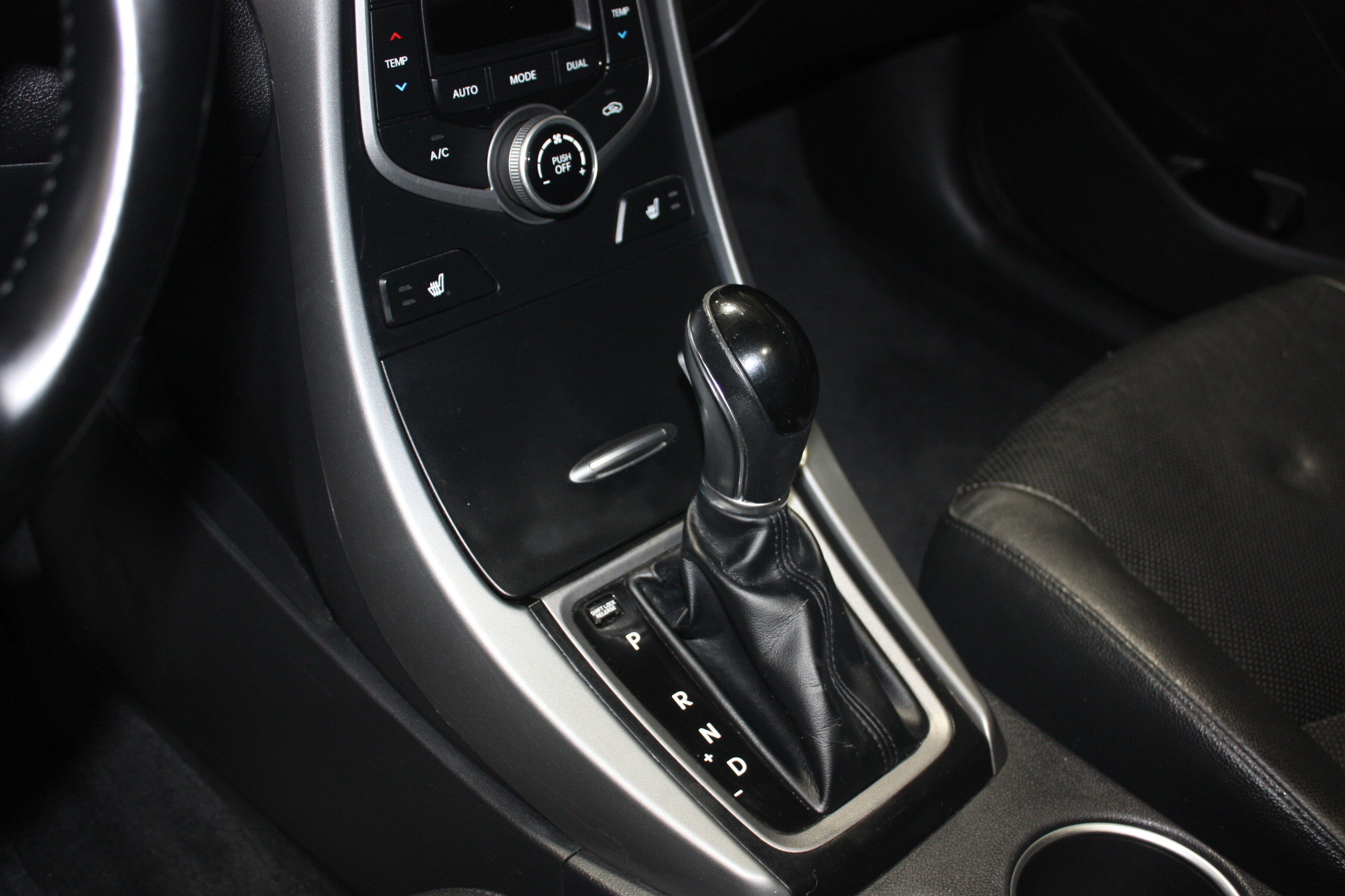 2015 HYUNDAi ELANTRA LIMITED