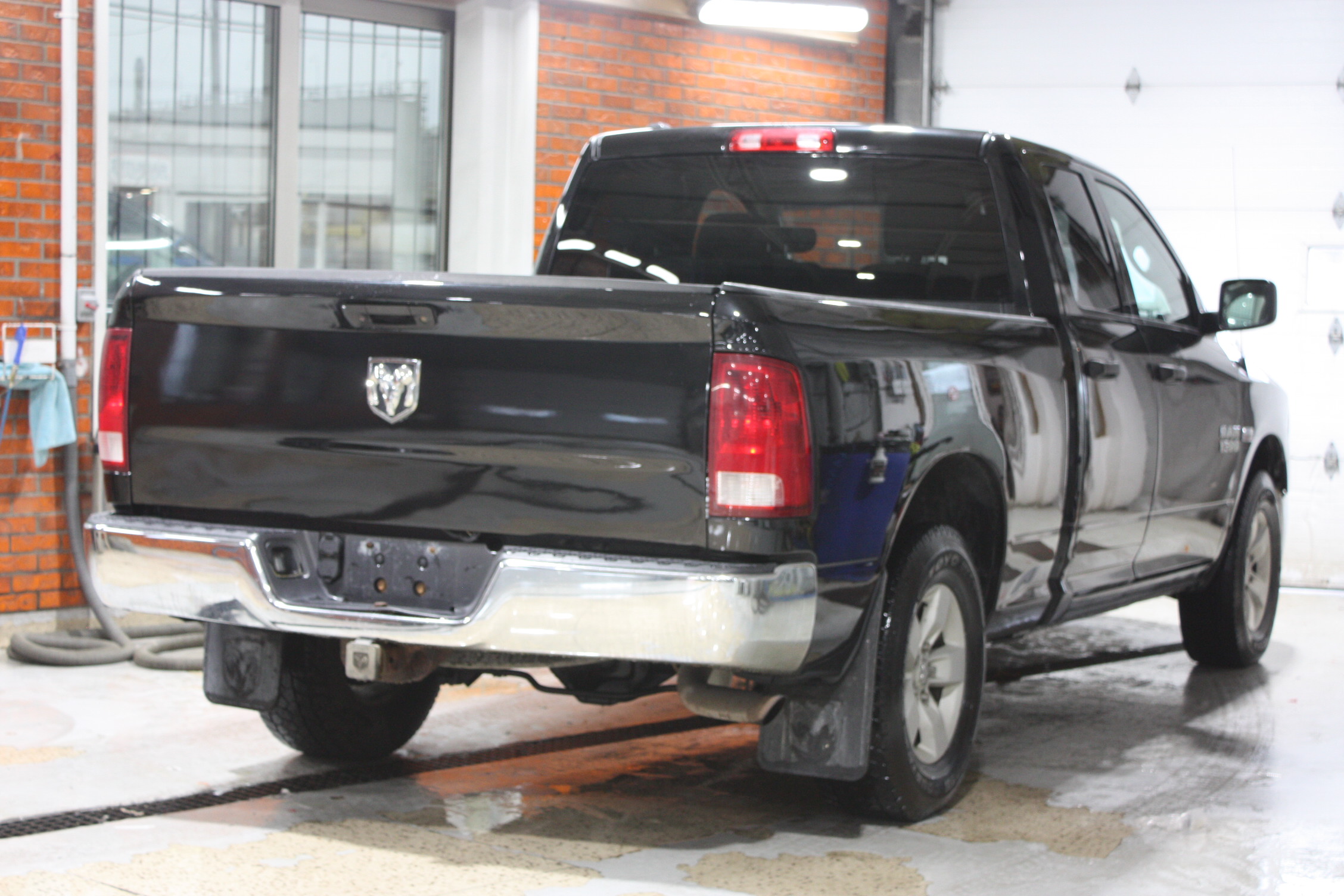 2016 RAM 1500 SXT QUAD CAB 4X4