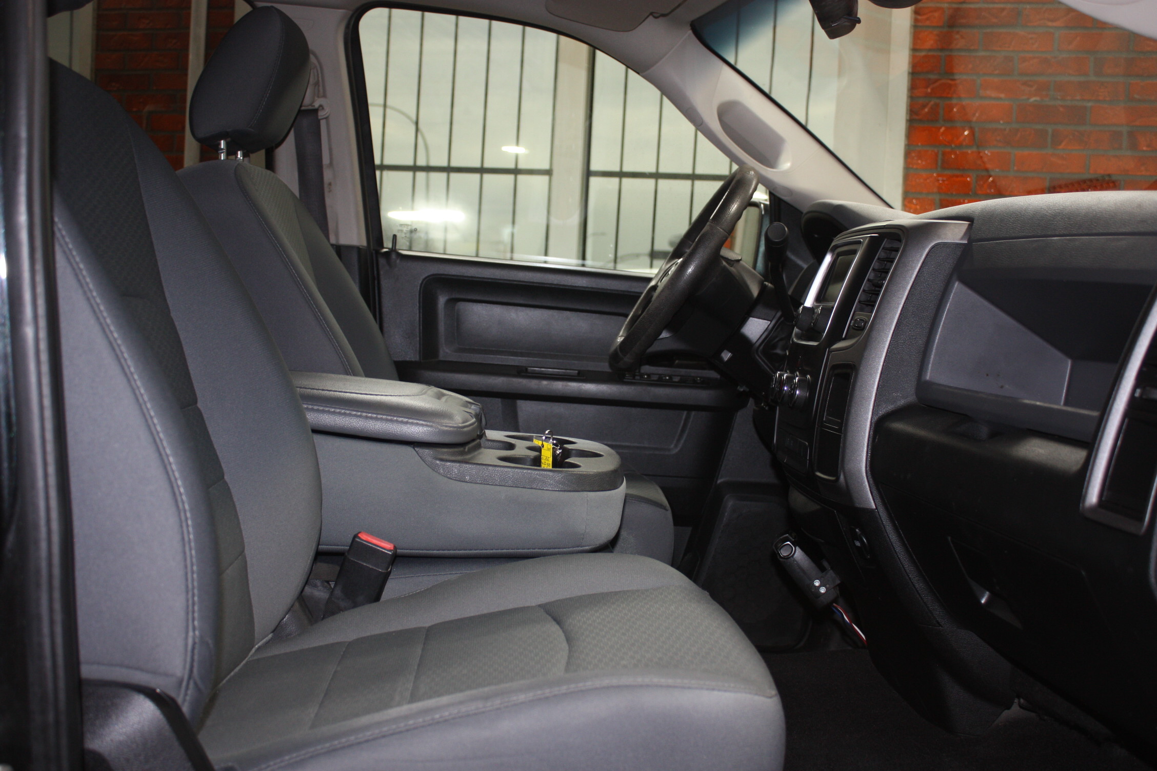 2016 RAM 1500 SXT QUAD CAB 4X4