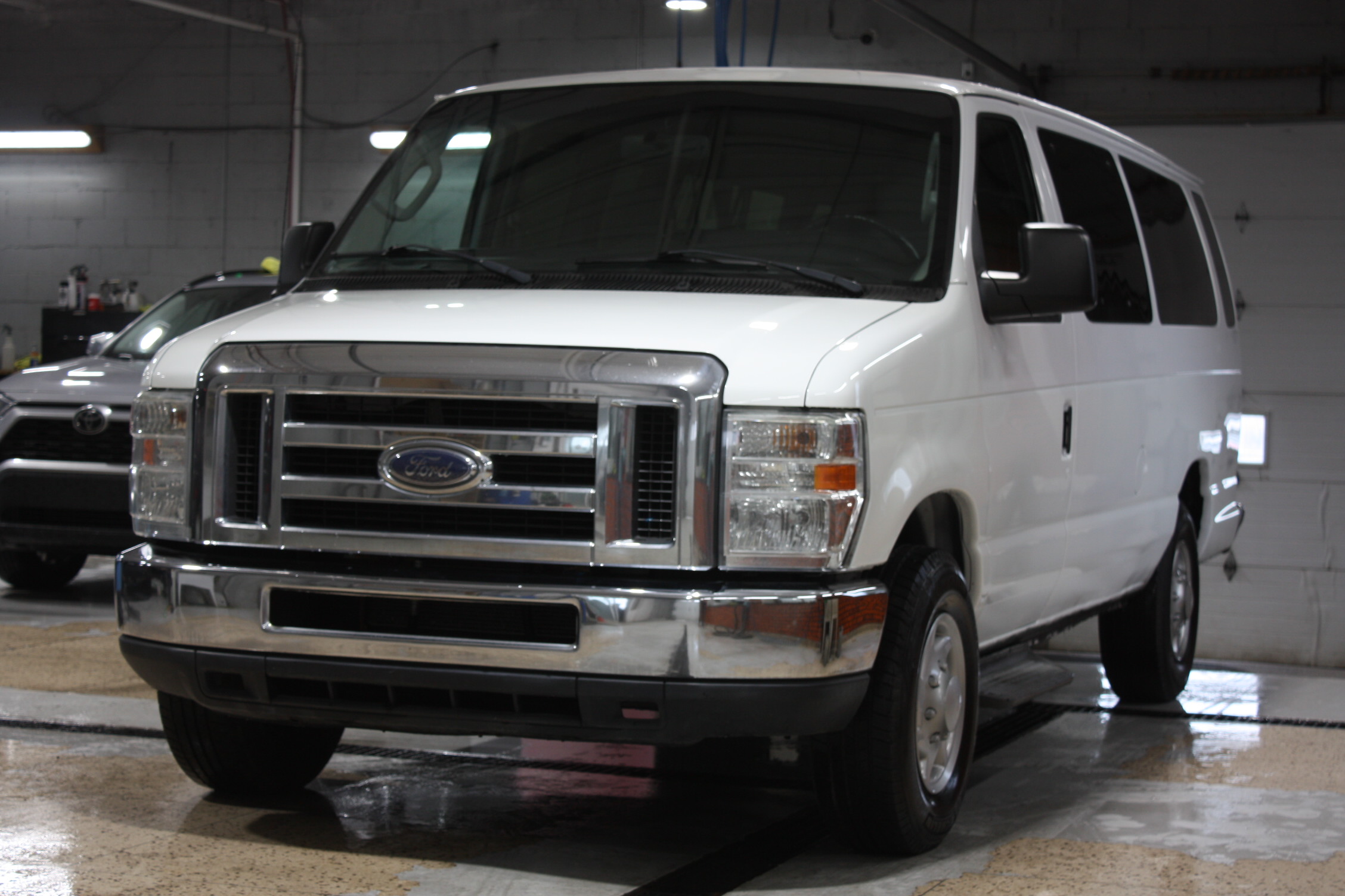 2013 FORD ECONOLINE WAGON 15 PASSAGERS