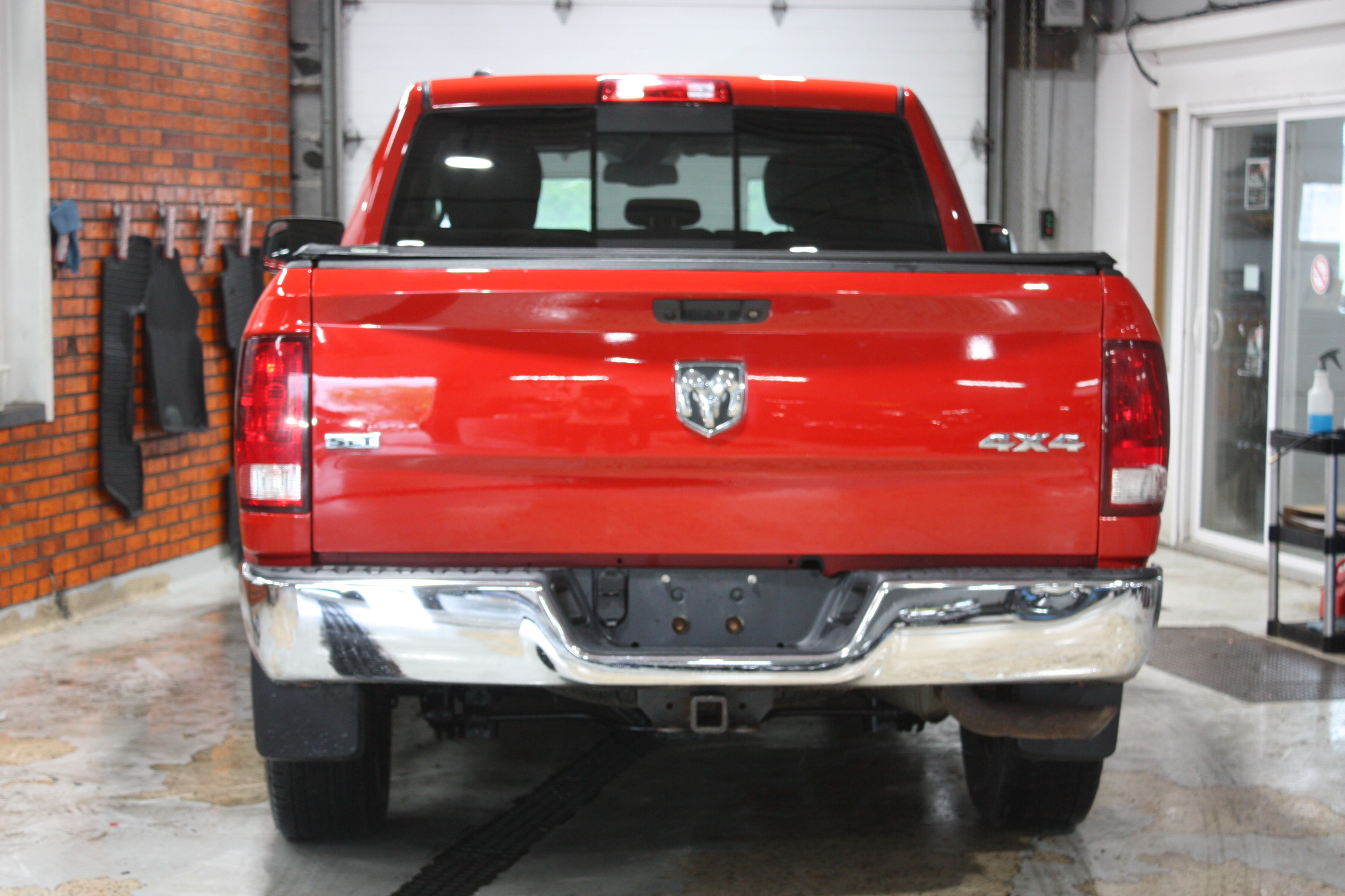 2015 RAM 1500 SLT CREW CAB 4X4