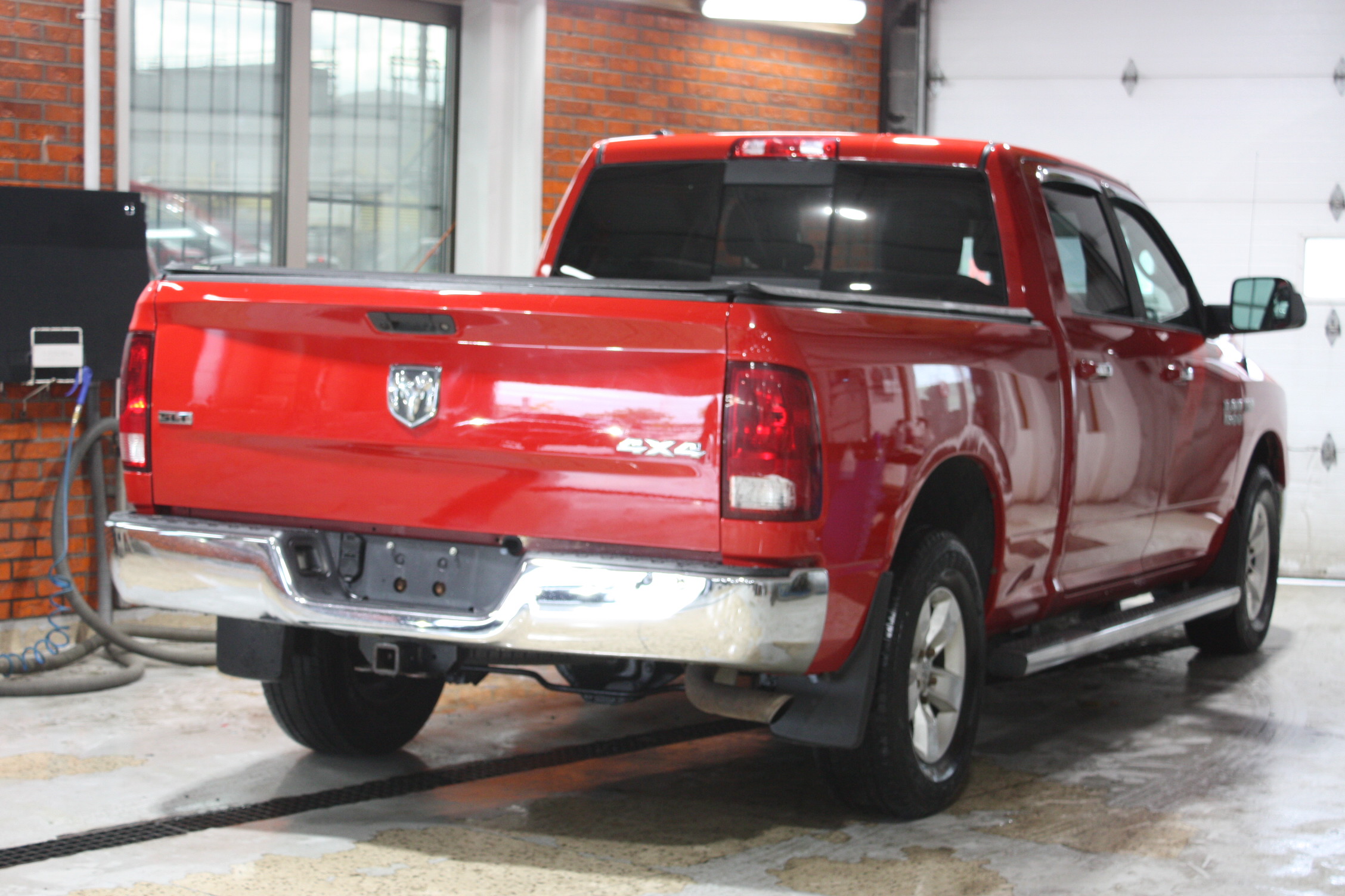 2015 RAM 1500 SLT CREW CAB 4X4