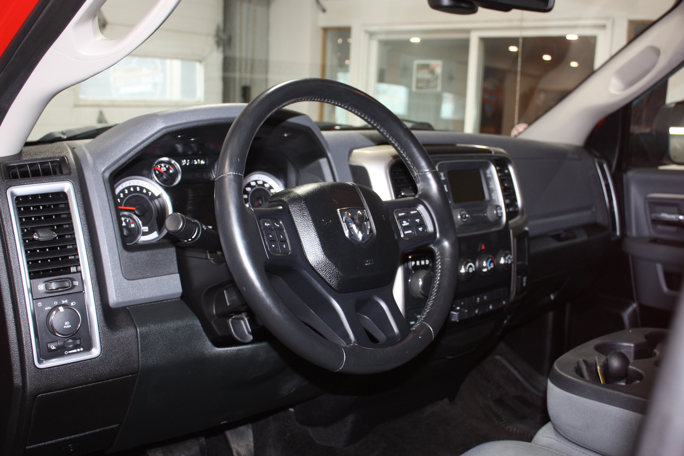 2015 RAM 1500 SLT CREW CAB 4X4