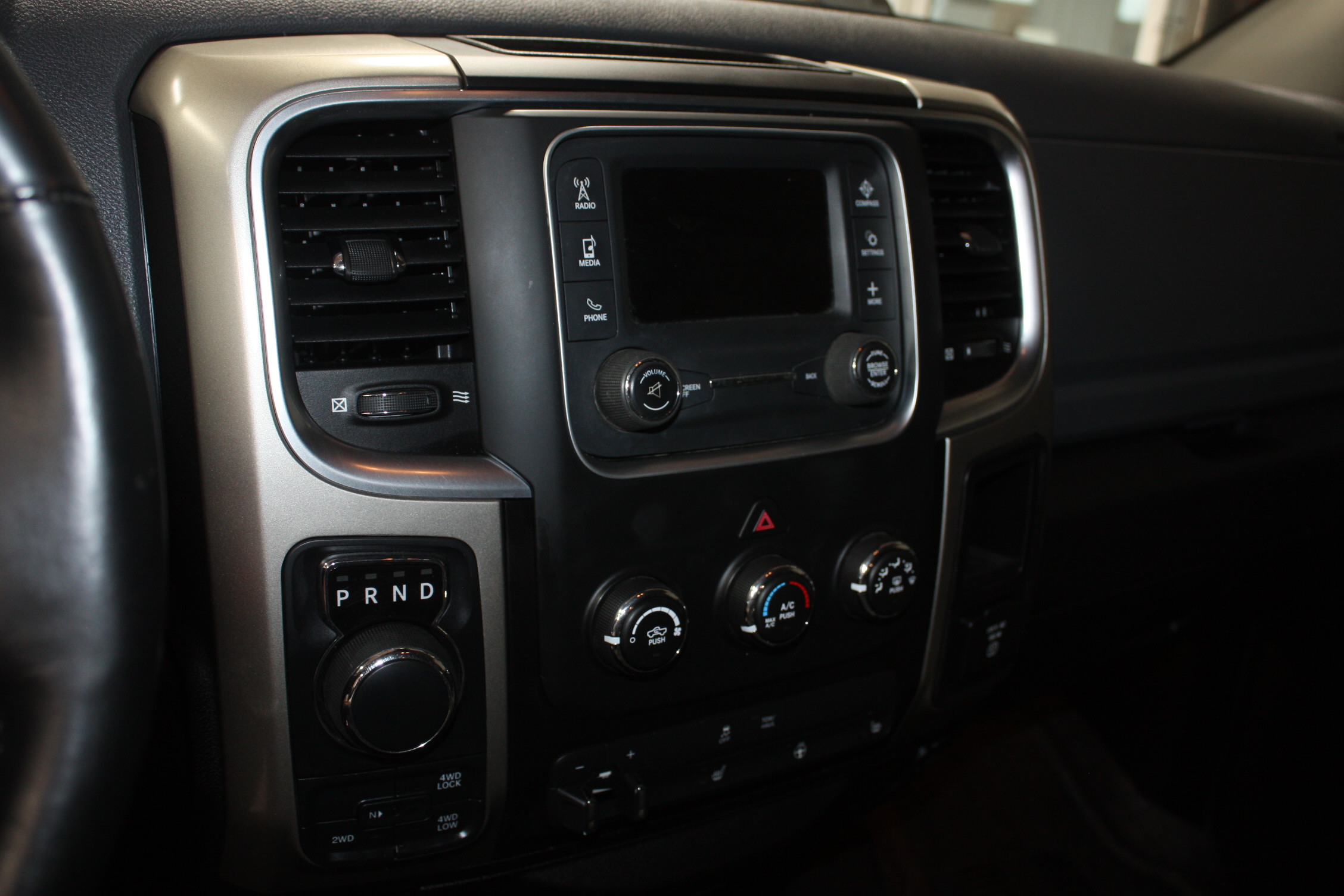 2015 RAM 1500 SLT CREW CAB 4X4