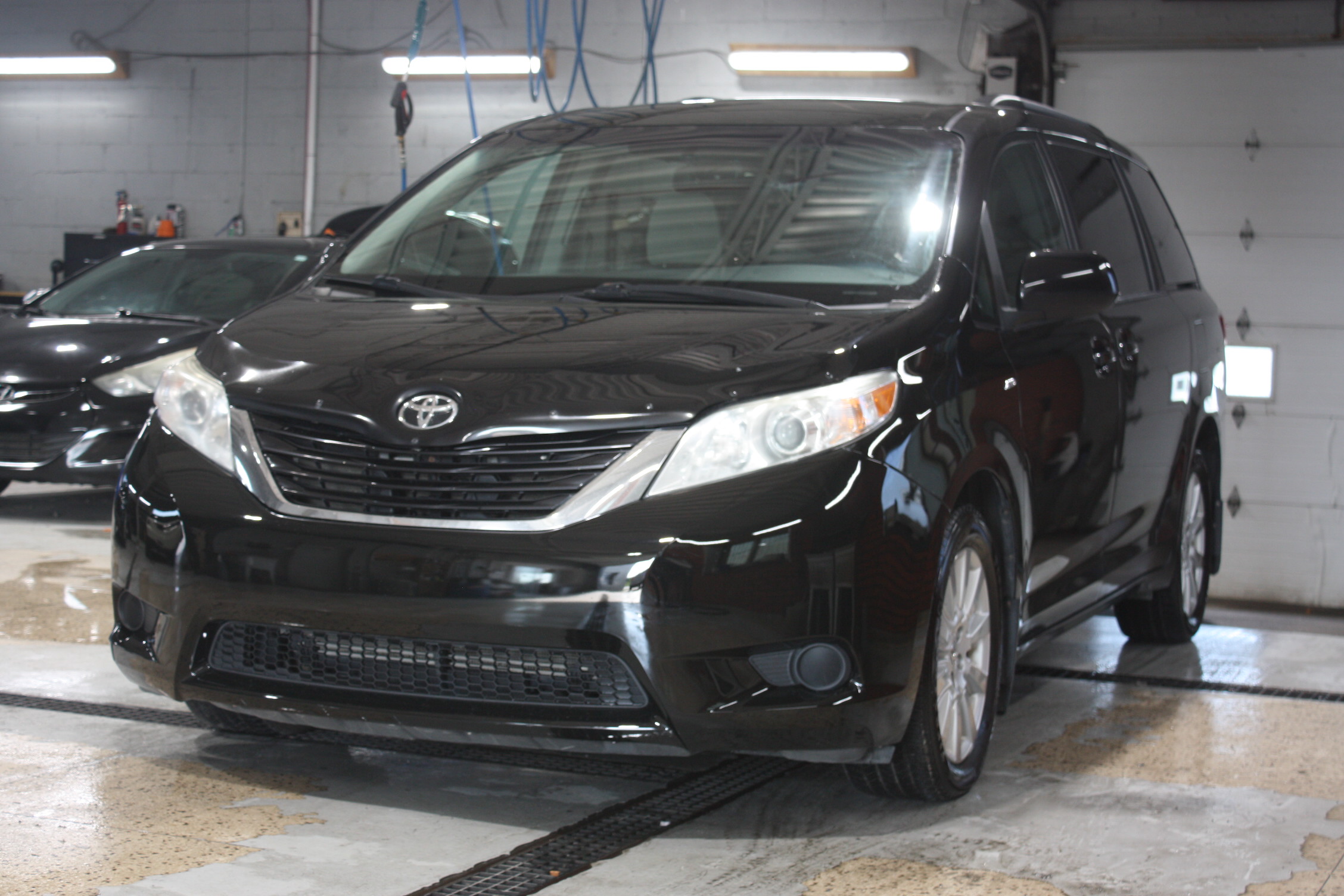 2017 TOYOTA SIENNA LE AWD