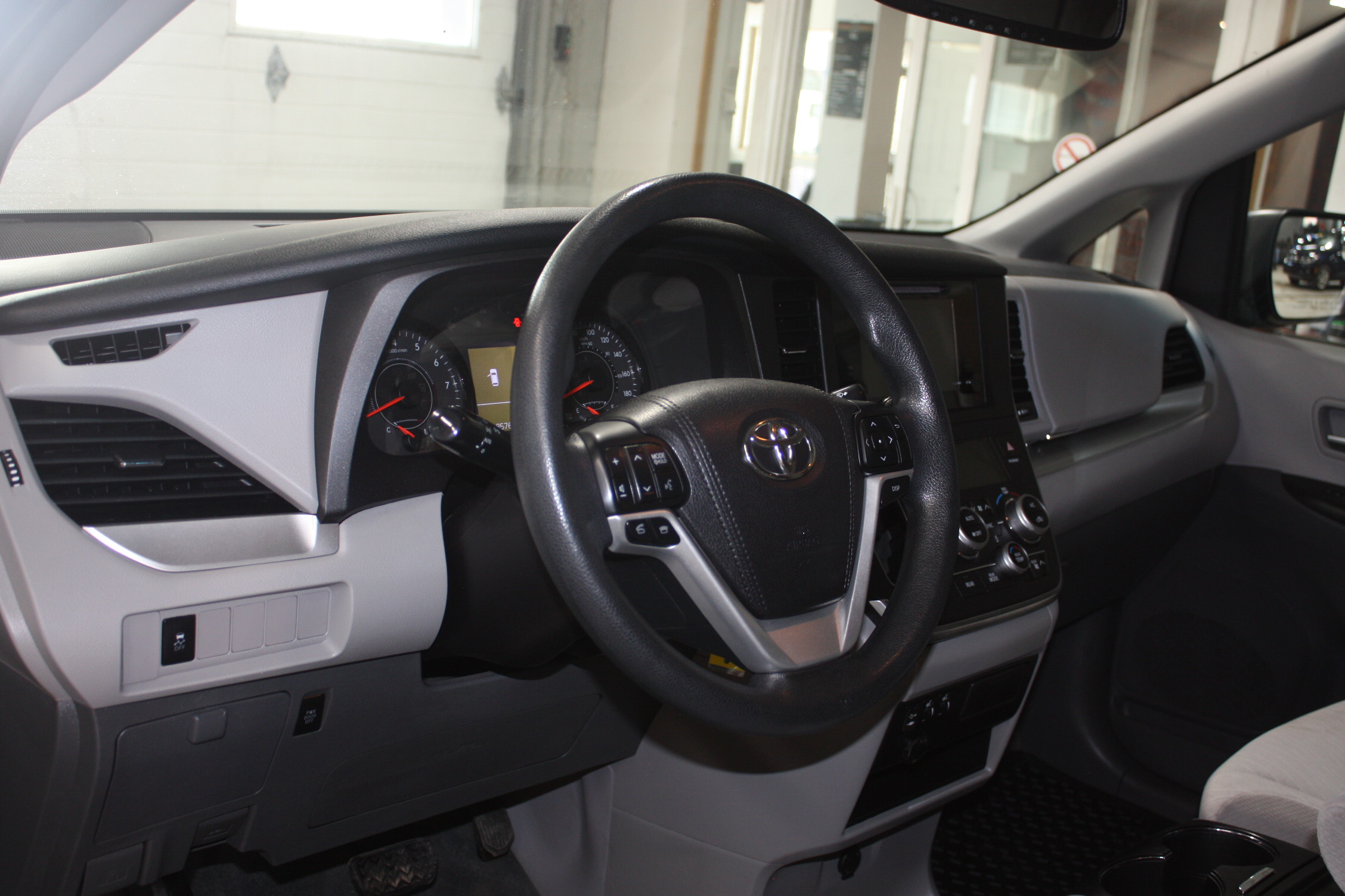 2017 TOYOTA SIENNA LE AWD